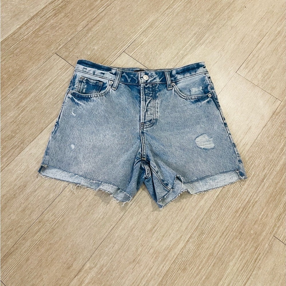 NWOT Express Boyfriend MIDI Blue Jean Shorts with Relaxed Fit and Frayed Hem - Picture 3 of 10